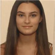 Estudiante da clases de materias de educación primaria